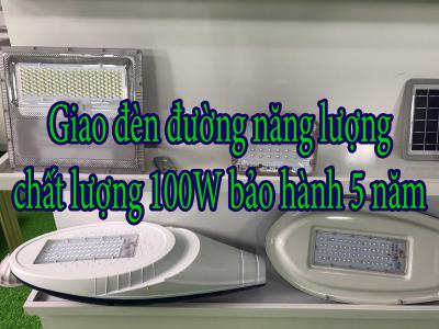Giao đèn đường năng lượng chất lượng 100W bảo hành 5 năm