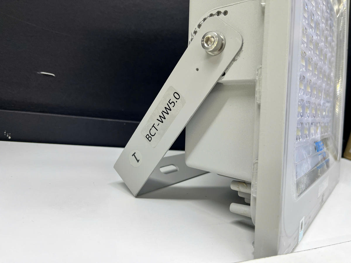 Cận cảnh chân đế điều chỉnh góc chiếu của đèn pha năng lượng mặt trời Roiled 400W.
