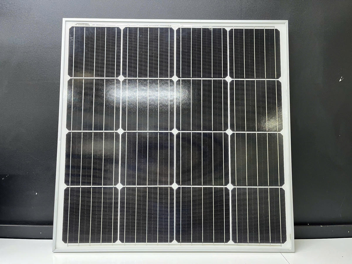 Tấm pin năng lượng mặt trời rời dùng cho đèn pha Roiled 400W, hỗ trợ sạc ban ngày để chiếu sáng ban đêm.