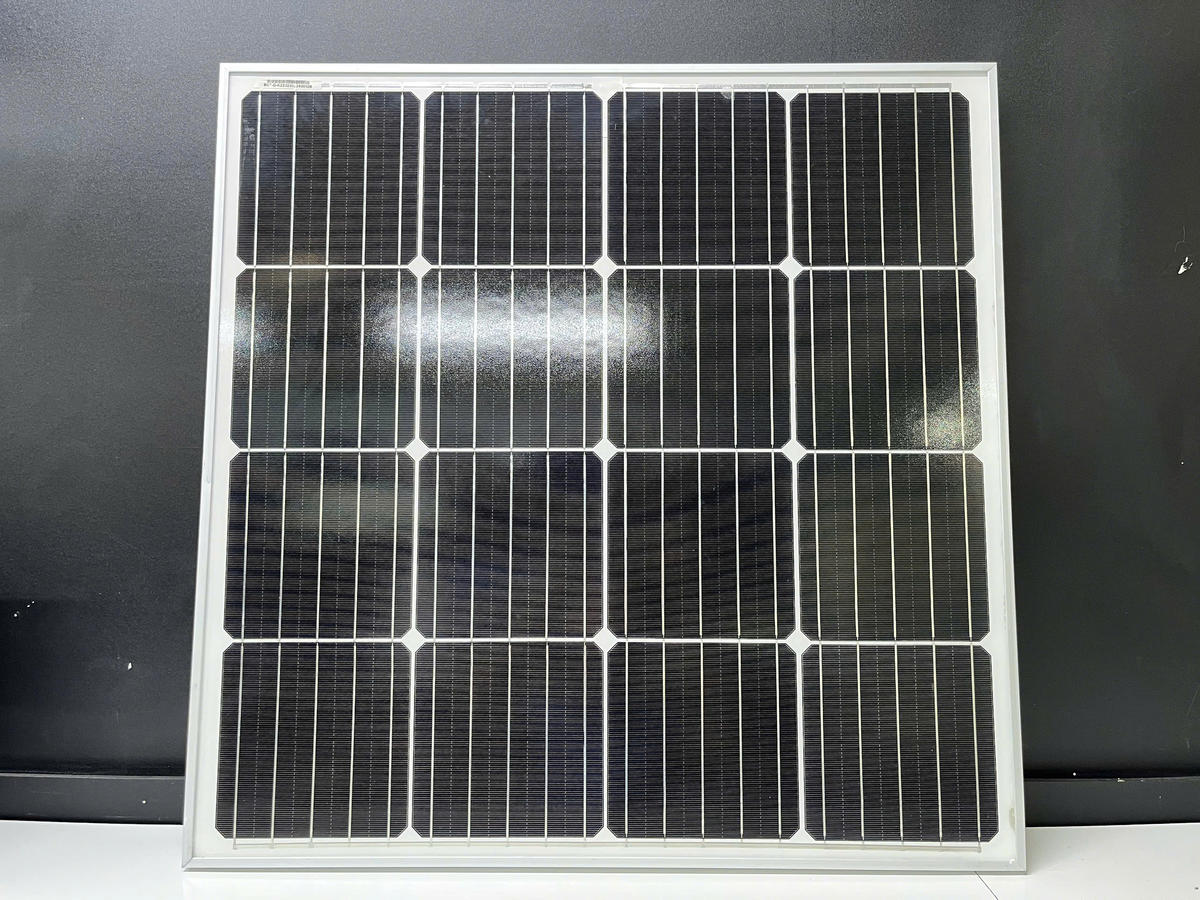 Tấm pin rời đèn pha năng lượng mặt trời 400W Tấm pin rời của đèn pha năng lượng mặt trời 400W, thiết kế khung nhôm chắc chắn cho lắp đặt ngoài trời.