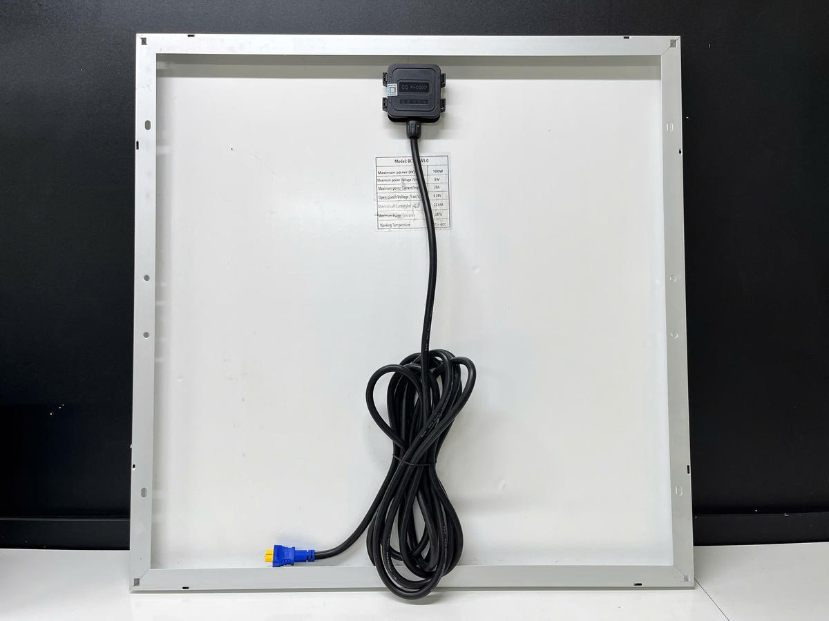 Mặt sau tấm pin đèn năng lượng mặt trời Roiled 400W Mặt sau tấm pin đèn năng lượng mặt trời Roiled 400W với dây nối dài và đầu jack kết nối chắc chắn.