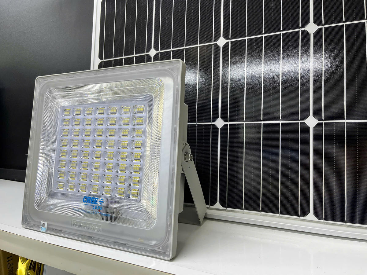 Góc nghiêng của đèn pha năng lượng mặt trời Roiled 400W, thể hiện cụm LED, thân đèn và tấm pin phía sau.