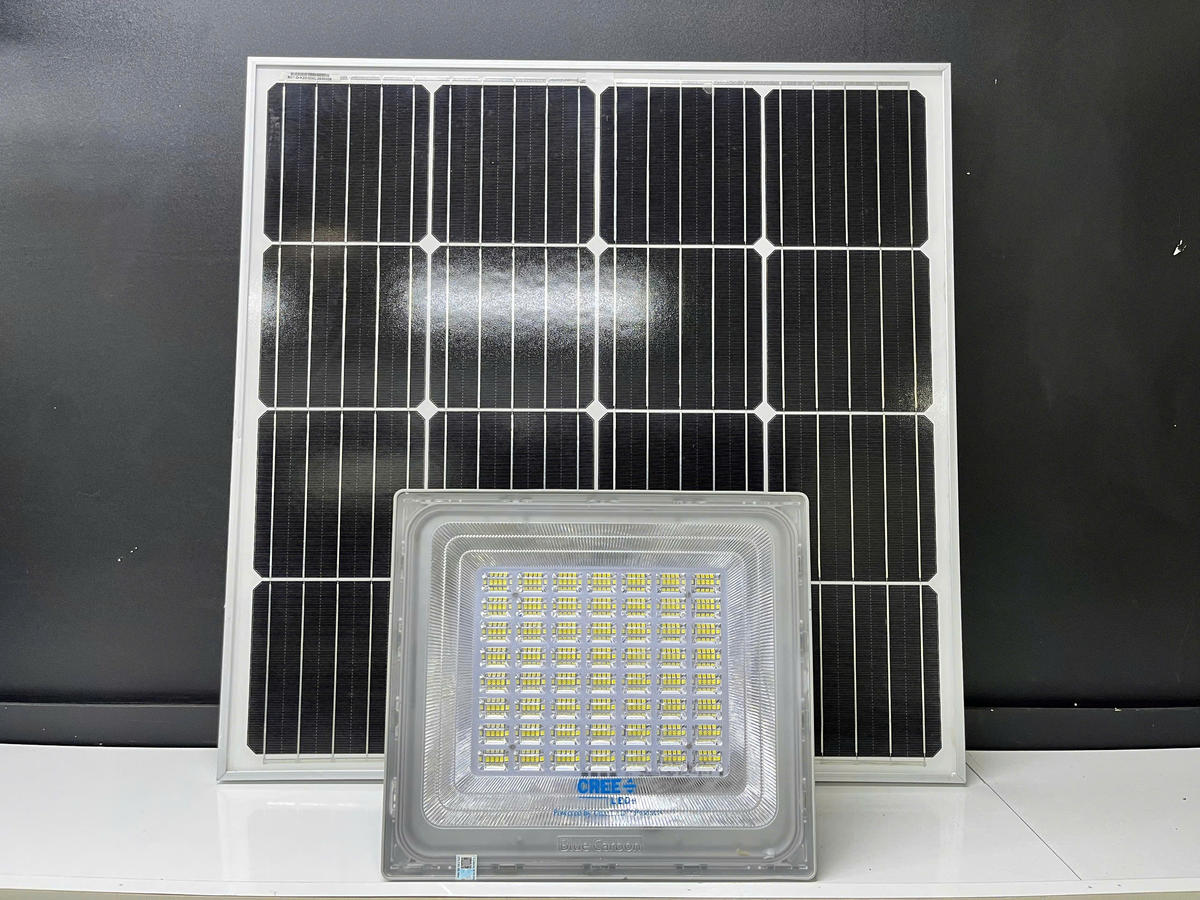 Bộ đèn pha năng lượng mặt trời 400W Roiled chính hãng Bộ đèn pha năng lượng mặt trời 400W Roiled chính hãng với đèn LED và tấm pin sạc rời.