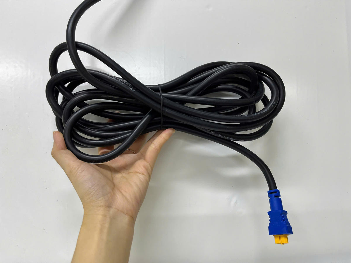 Dây nối tấm pin đèn pha năng lượng mặt trời 400W Dây nối tấm pin của đèn pha năng lượng mặt trời 400W, hỗ trợ lắp đặt linh hoạt giữa đèn và tấm pin.