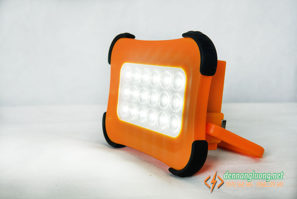 Đèn pha năng lượng mặt trời cầm tay 50W kết hợp pin dự phòng
