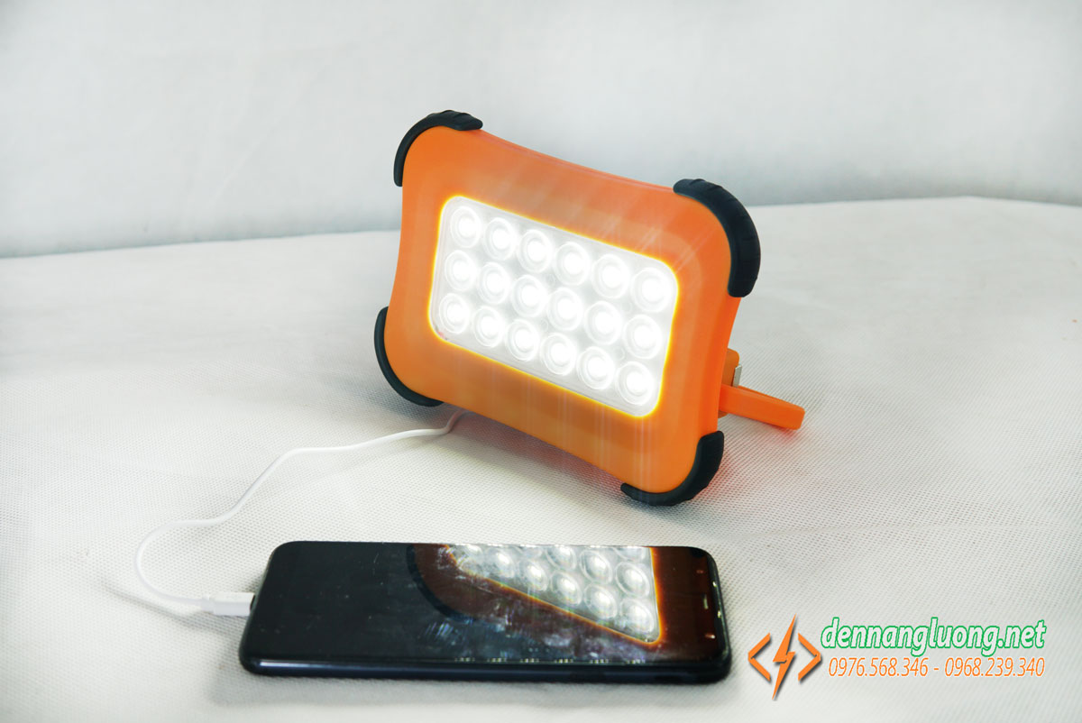 Đèn pha năng lượng mặt trời cầm tay 50W kết hợp pin dự phòng