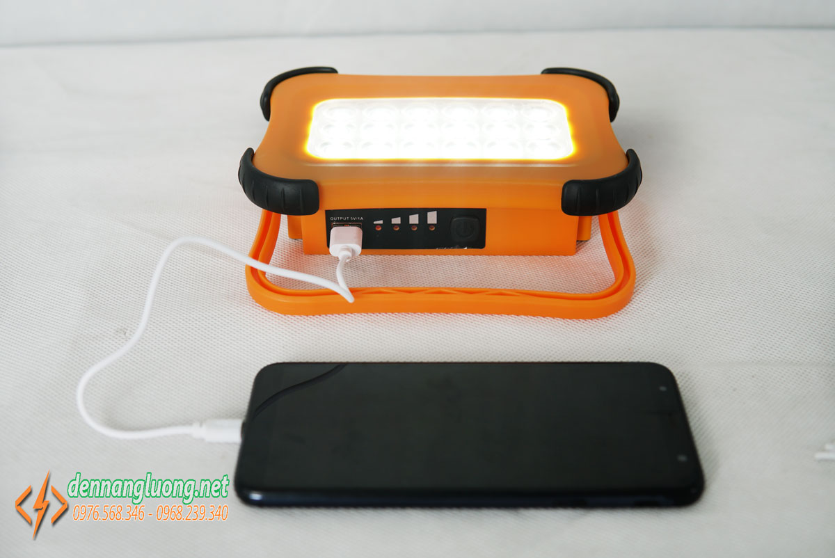 Đèn pha năng lượng mặt trời cầm tay 50W kết hợp pin dự phòng