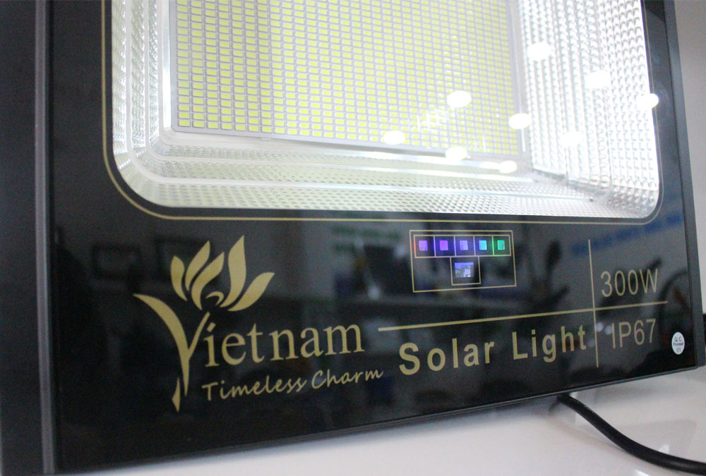 Đèn pha năng lượng mặt trời 300w Vietnam XN-JBP300 giá siêu rẻ siêu sáng Đèn pha năng lượng mặt trời 300w Vietnam XN-JBP300 giá siêu rẻ siêu sáng