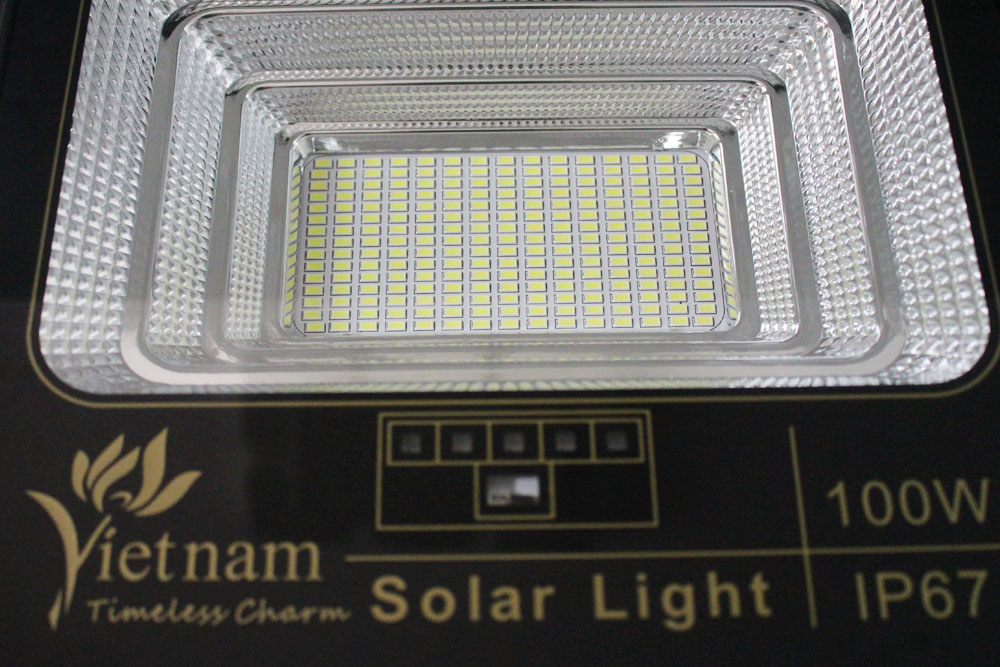Đèn pha năng lượng mặt trời 100w Vietnam XN-JBP100 giá rẻ siêu sáng Đèn pha năng lượng mặt trời 100w Vietnam XN-JBP100 giá rẻ siêu sáng