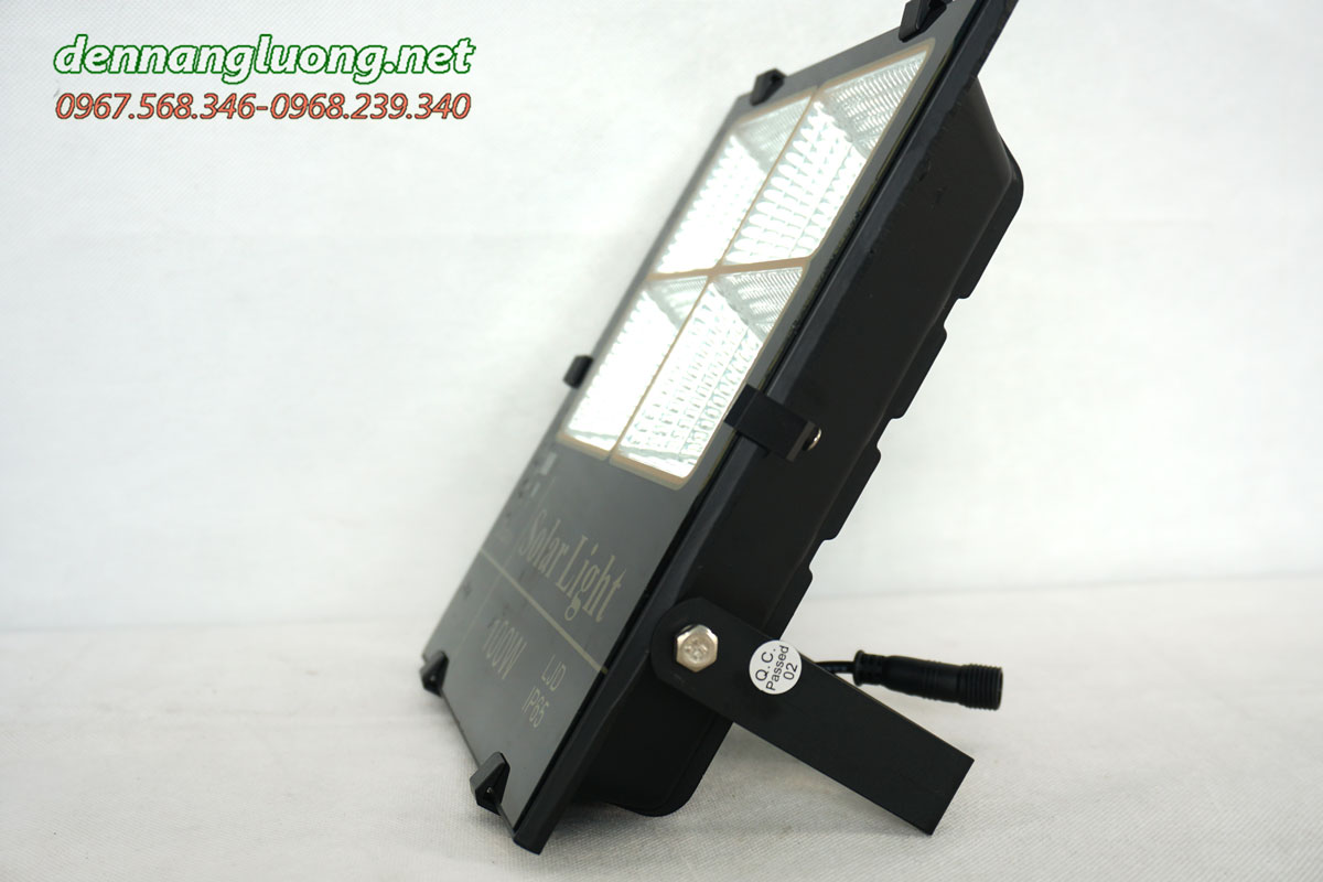 Đèn pha led năng lượng mặt trời 3 màu