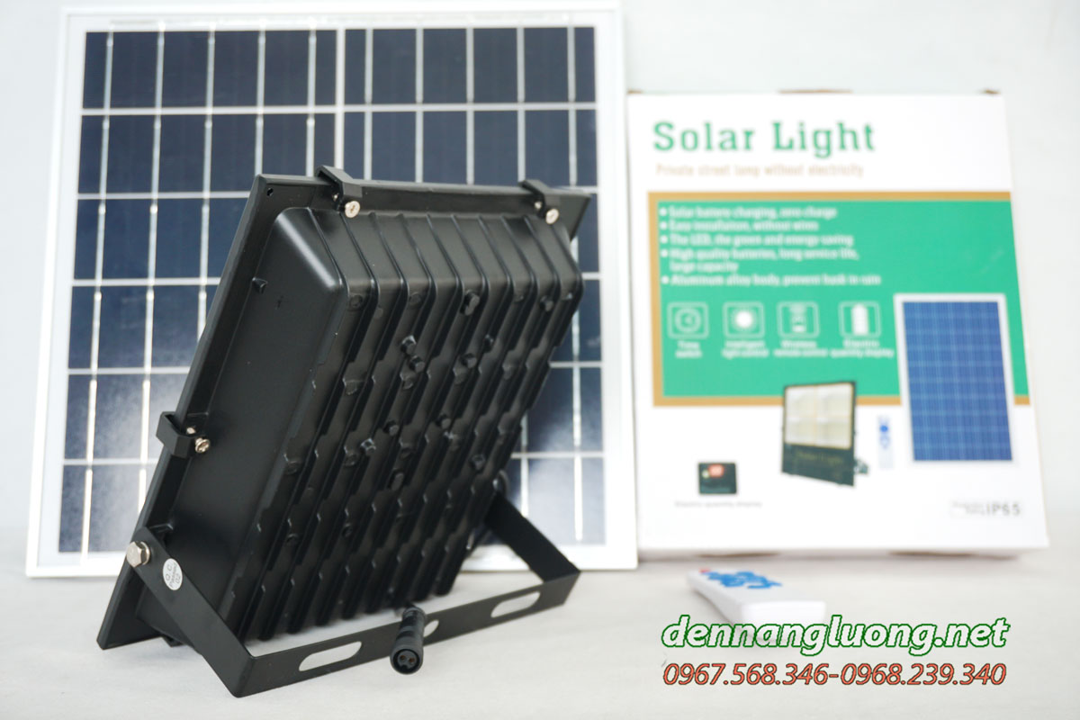 Đèn pha led năng lượng mặt trời 3 màu