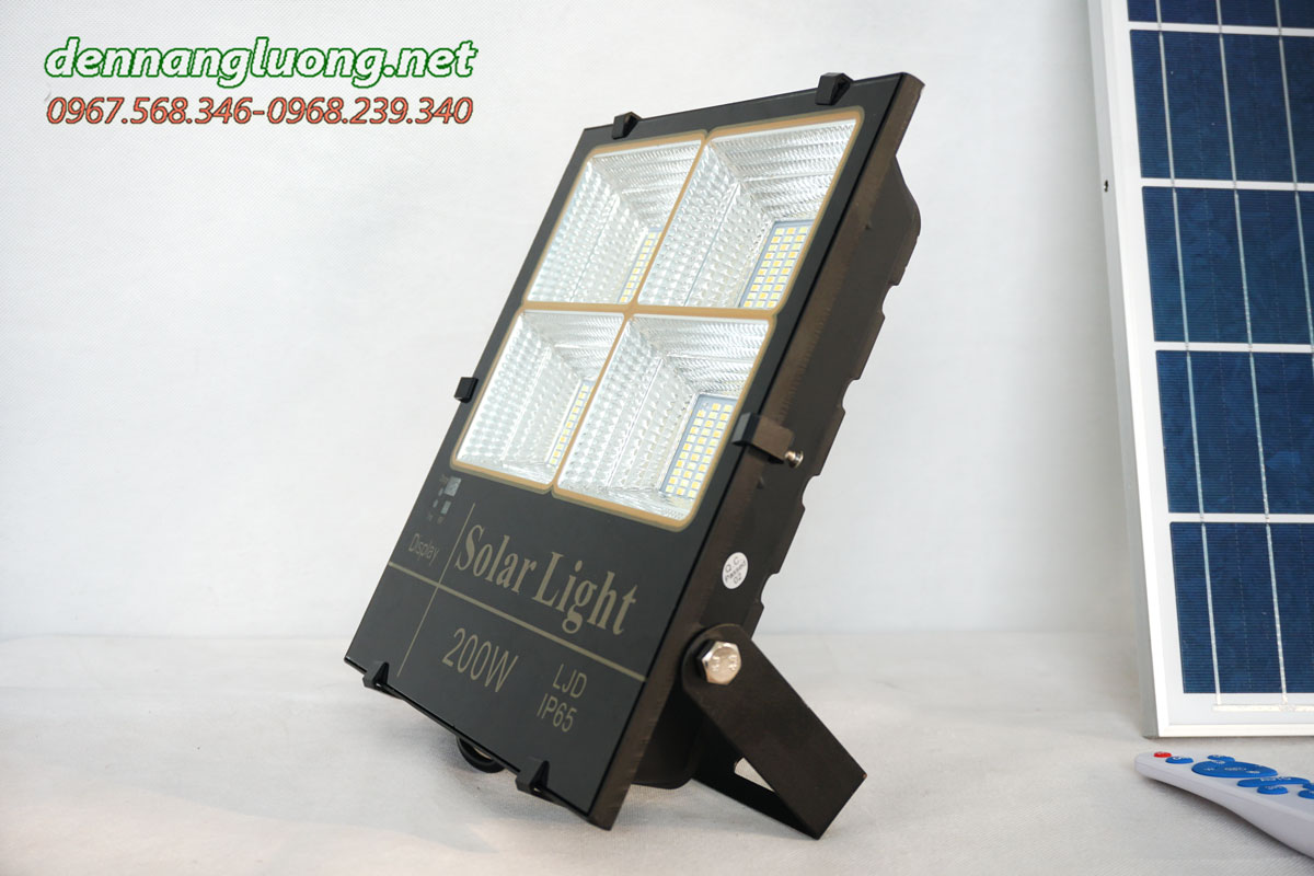 Đèn pha led năng lượng mặt trời 3 màu