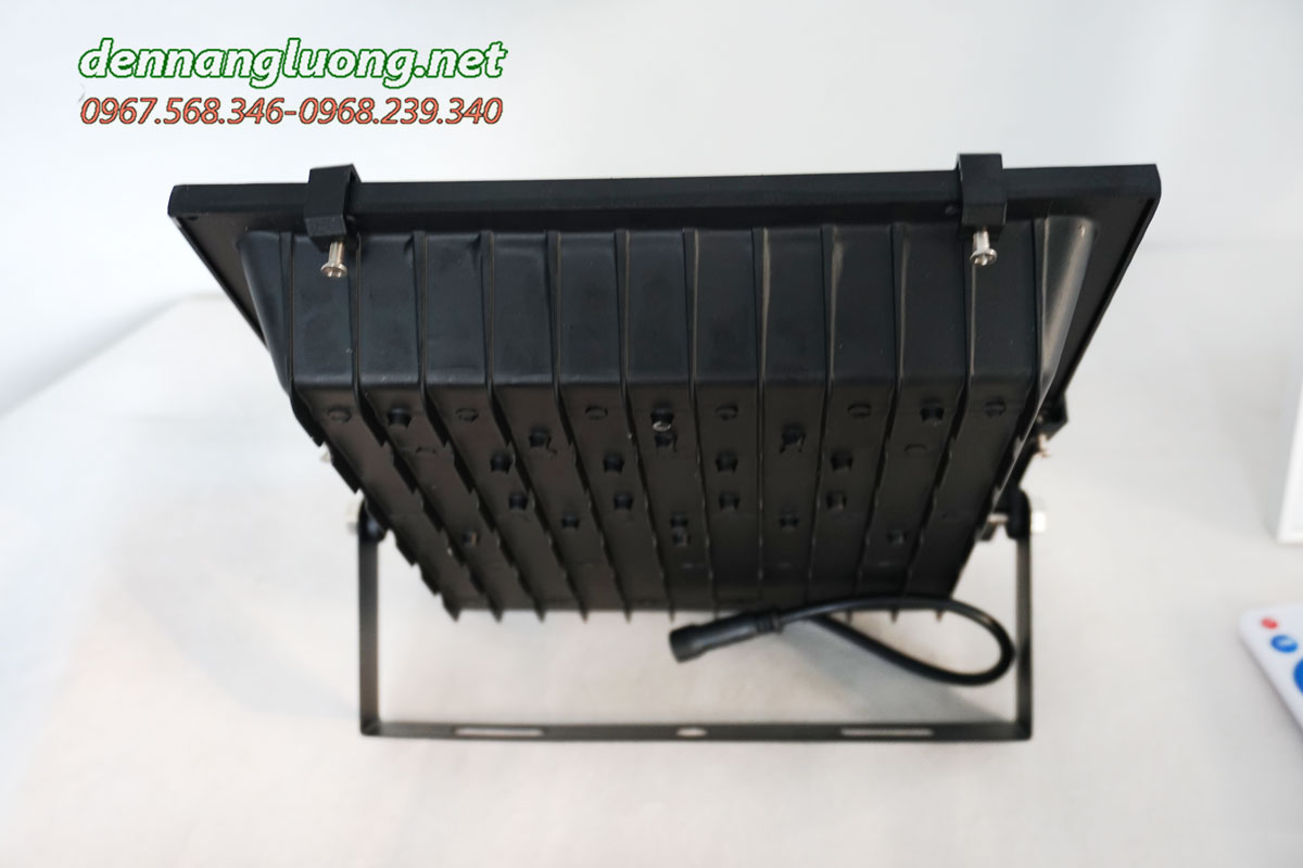 Đèn pha led năng lượng mặt trời 3 màu