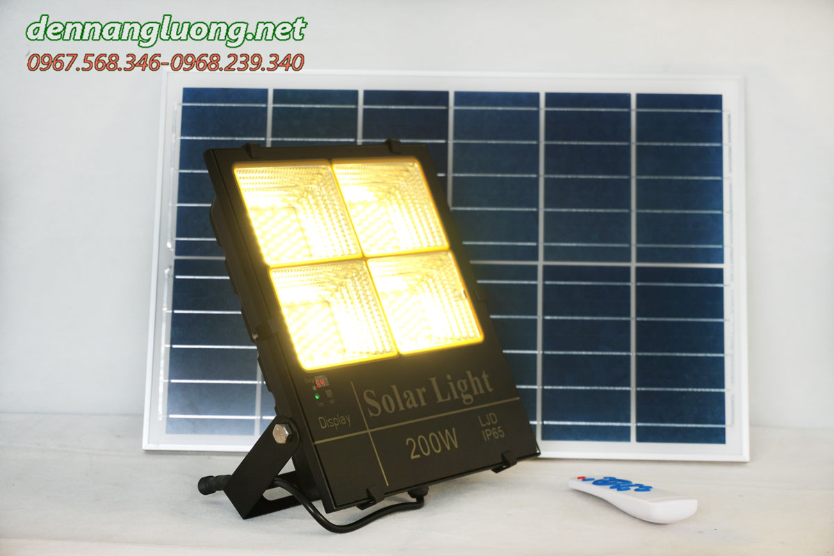 Đèn pha led năng lượng mặt trời 3 màu