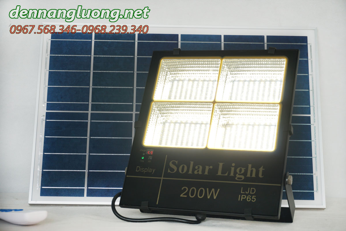 Đèn pha led năng lượng mặt trời 3 màu